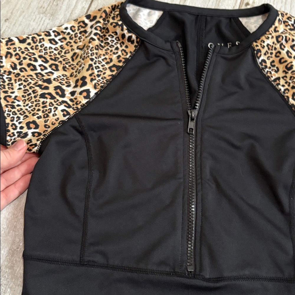 [GUESS] Black/Leopard Print Short Sleeve Swim Top - Size Medium - Picture 3 of 5